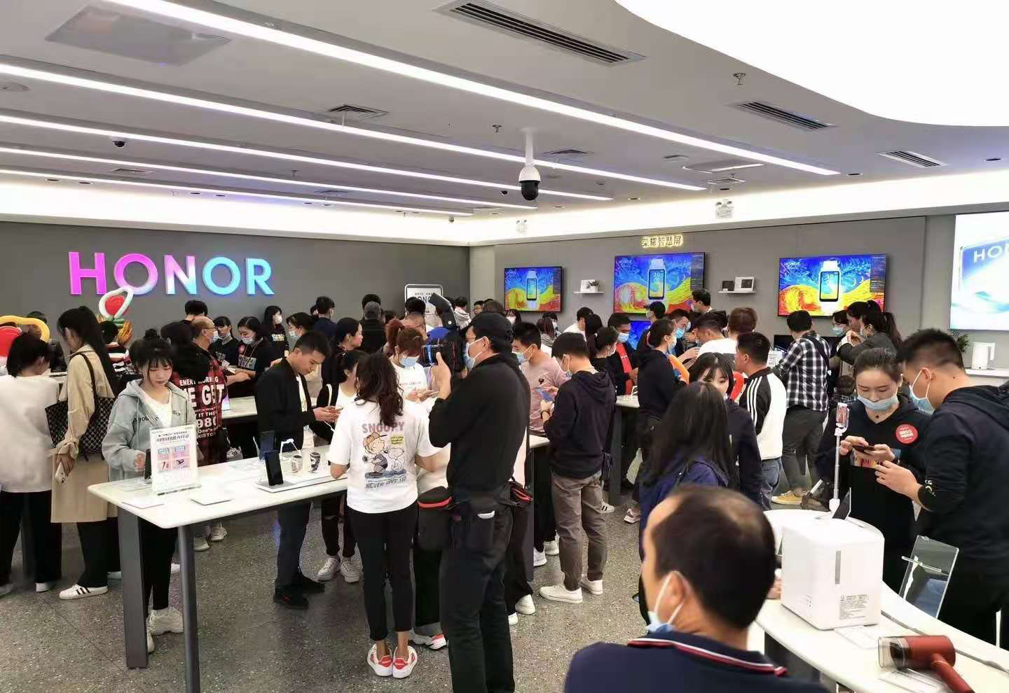 连开新店 荣耀新征程从线下渠道开始