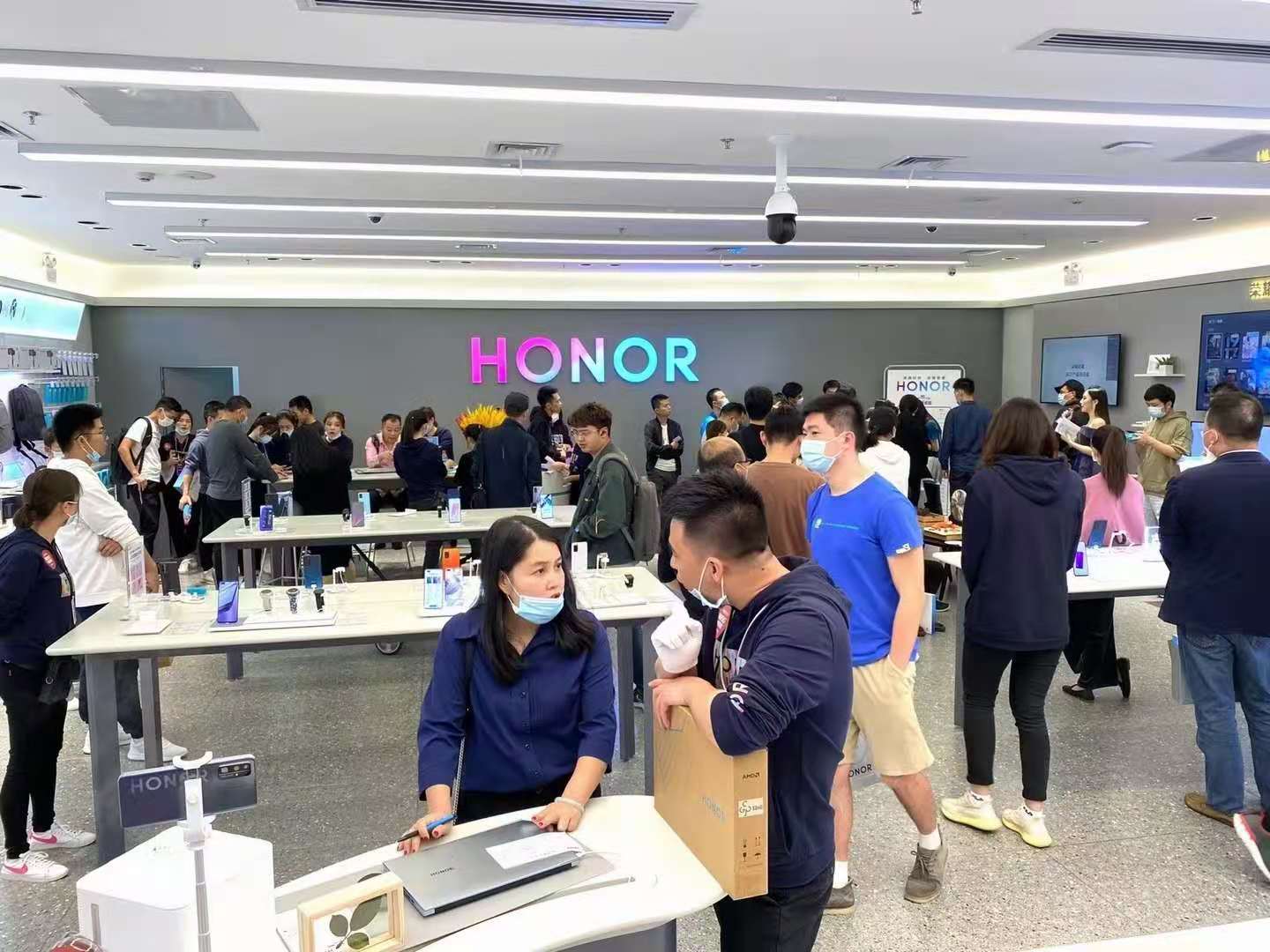 连开新店 荣耀新征程从线下渠道开始