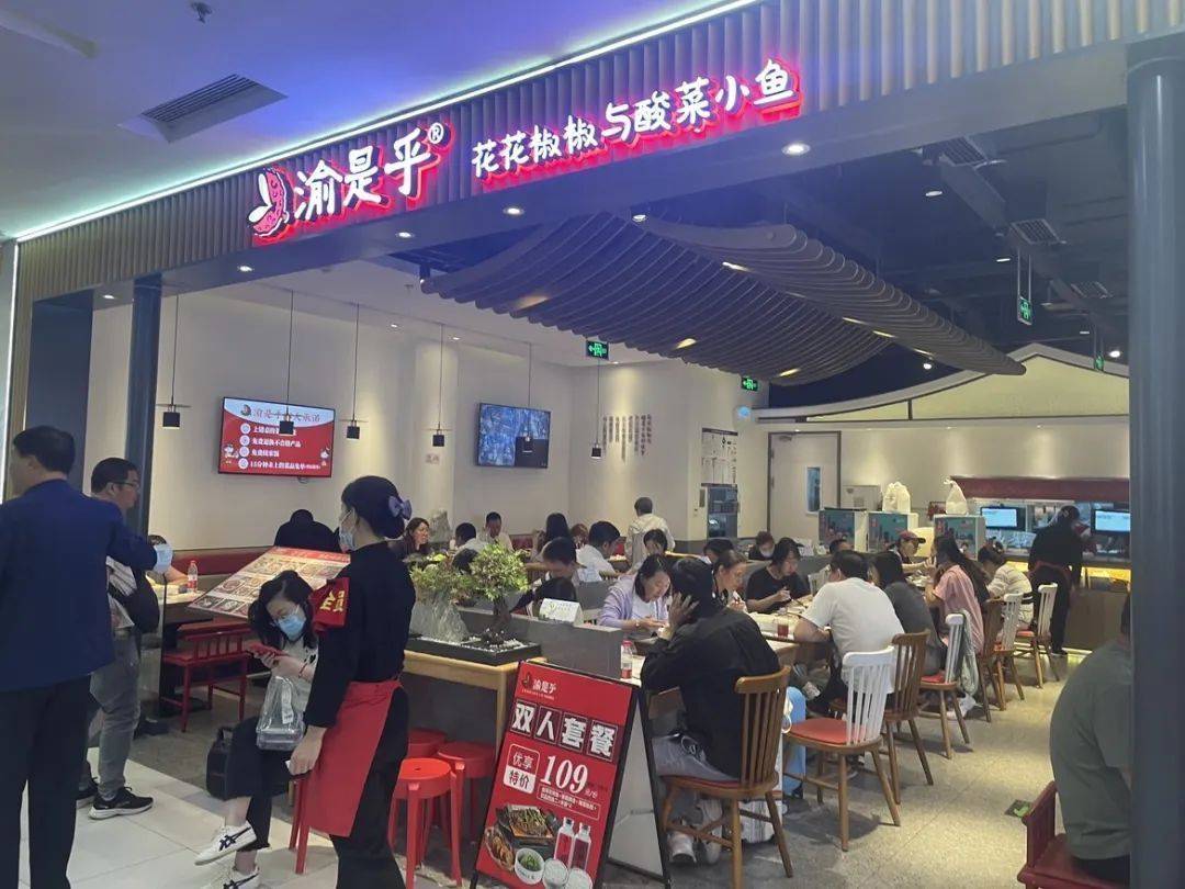 一年倒闭上万家门店，这个赛道变天了？听听从业者们怎么说 