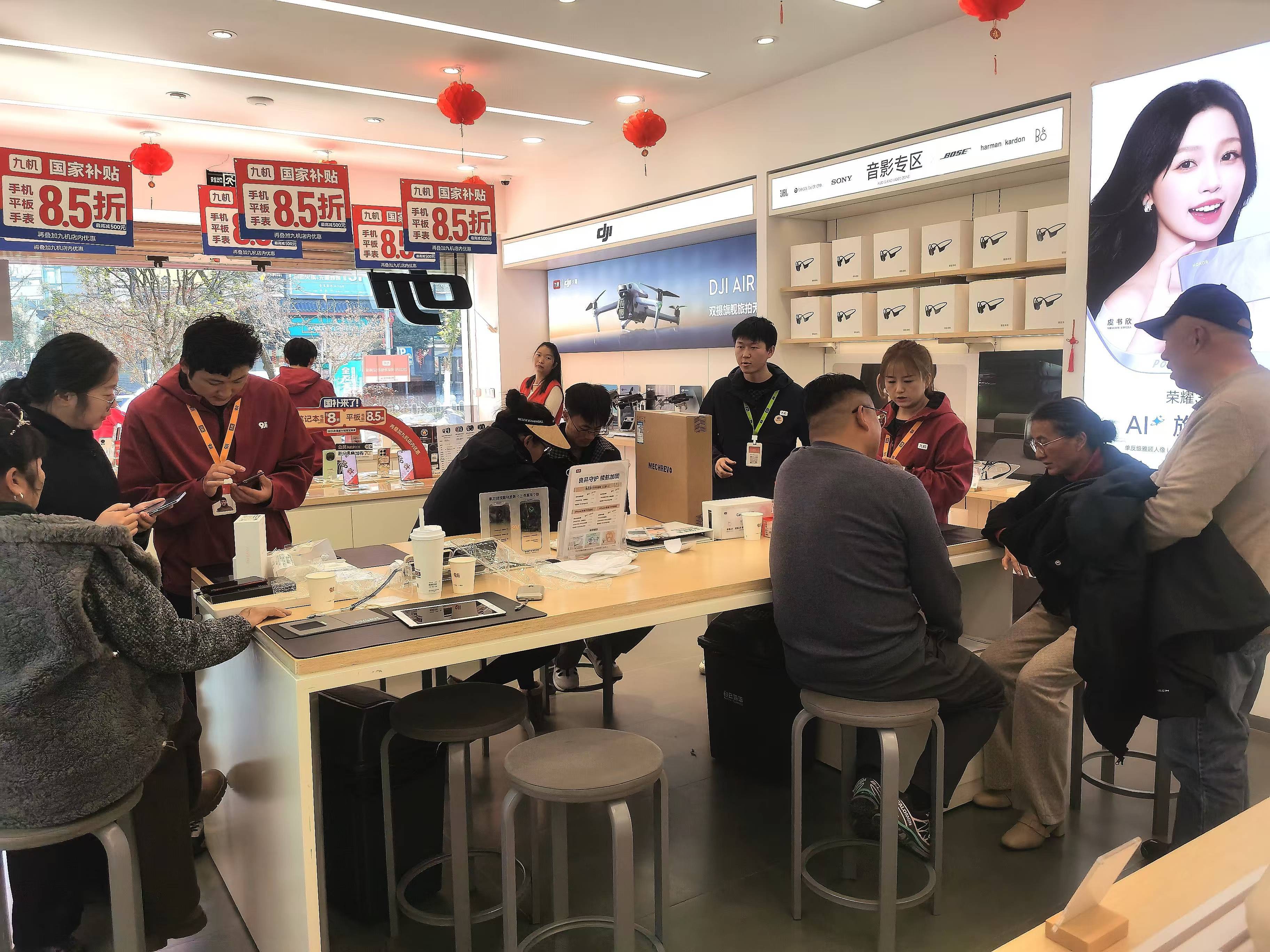 县城手机店，消失于街头