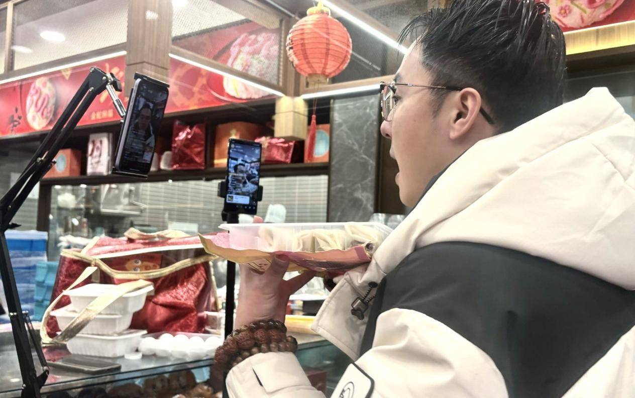 不止西贝，主打“现做”的路边摊也越来越贵了