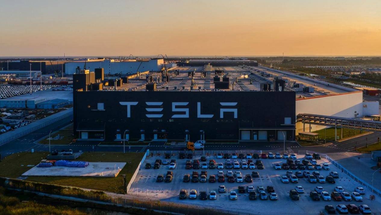 如今的特斯拉，只能靠万亿薪酬“讨好”马斯克