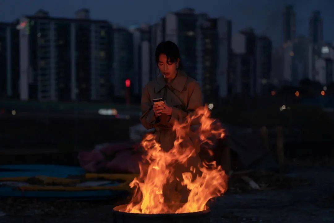 当代年轻人的“发疯”大赛，正在被包装成“消费游戏”